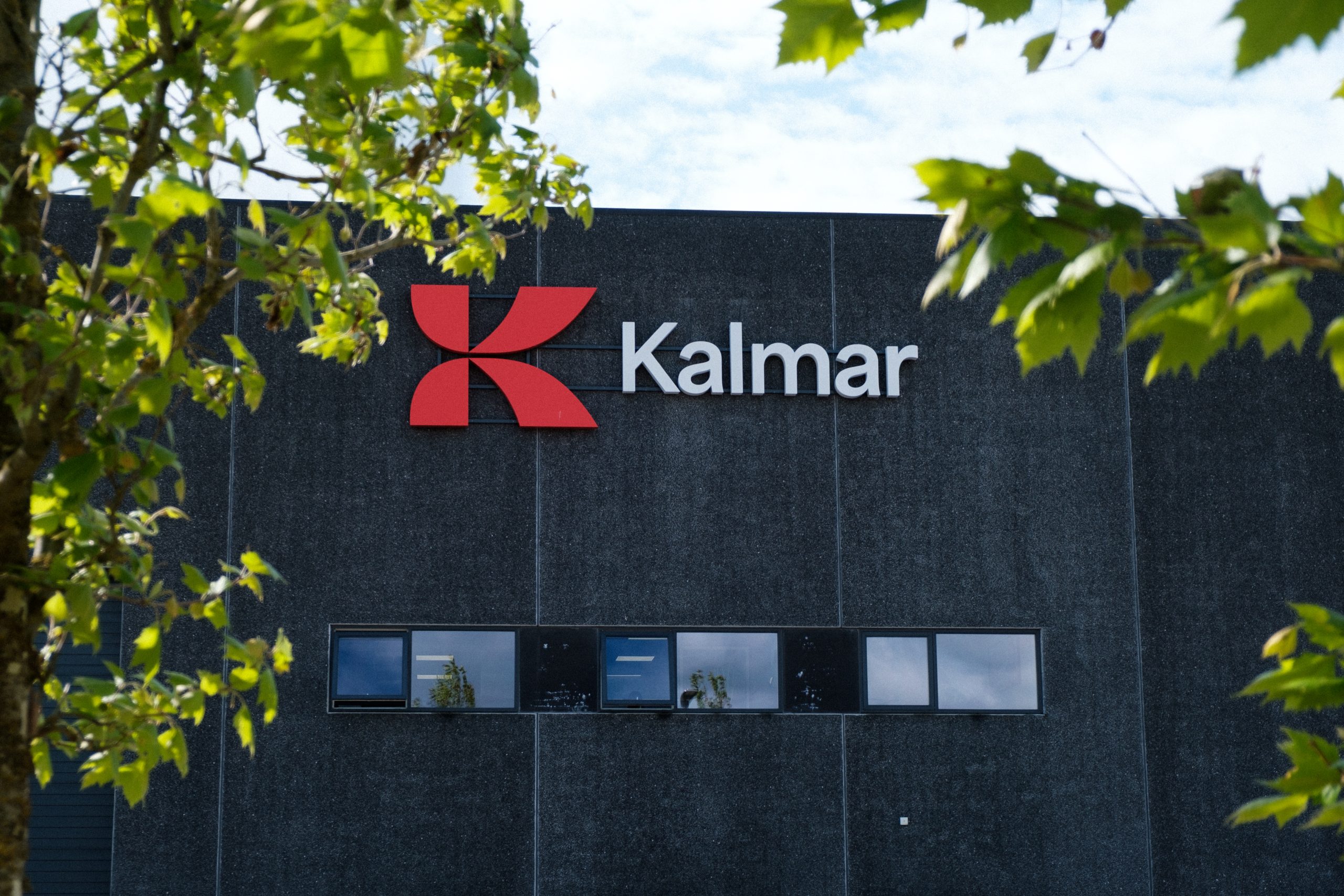 Kalmar-logo på facade – monteret med facadebogstaver fra Skomø