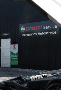 Facadeskilt fra Skomø med Castrol-logo og Bachmanns Autoservice – professionelt skilt til værksted