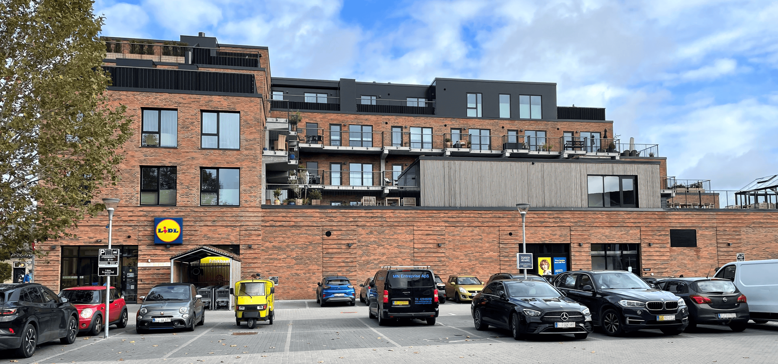Skomø skilteløsning ved Allerød Downtown med Lidl, parkering og boligbyggeri