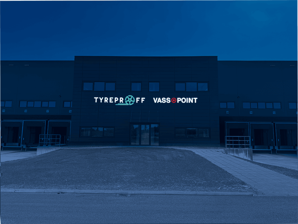 Lysskilte med logo for Tyreproff og Vass-point monteret på mørk facade – produceret af Skomø.